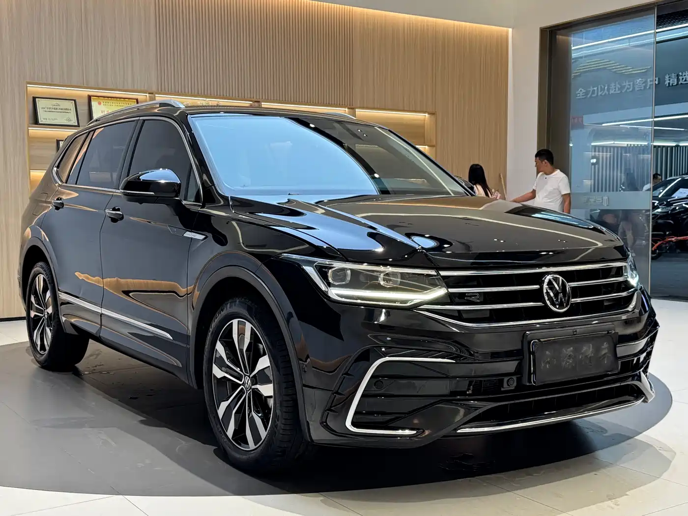 Volkswagen Tiguan L 2022 330TSI Auto 2WD R-Line Premium Edition фото 3