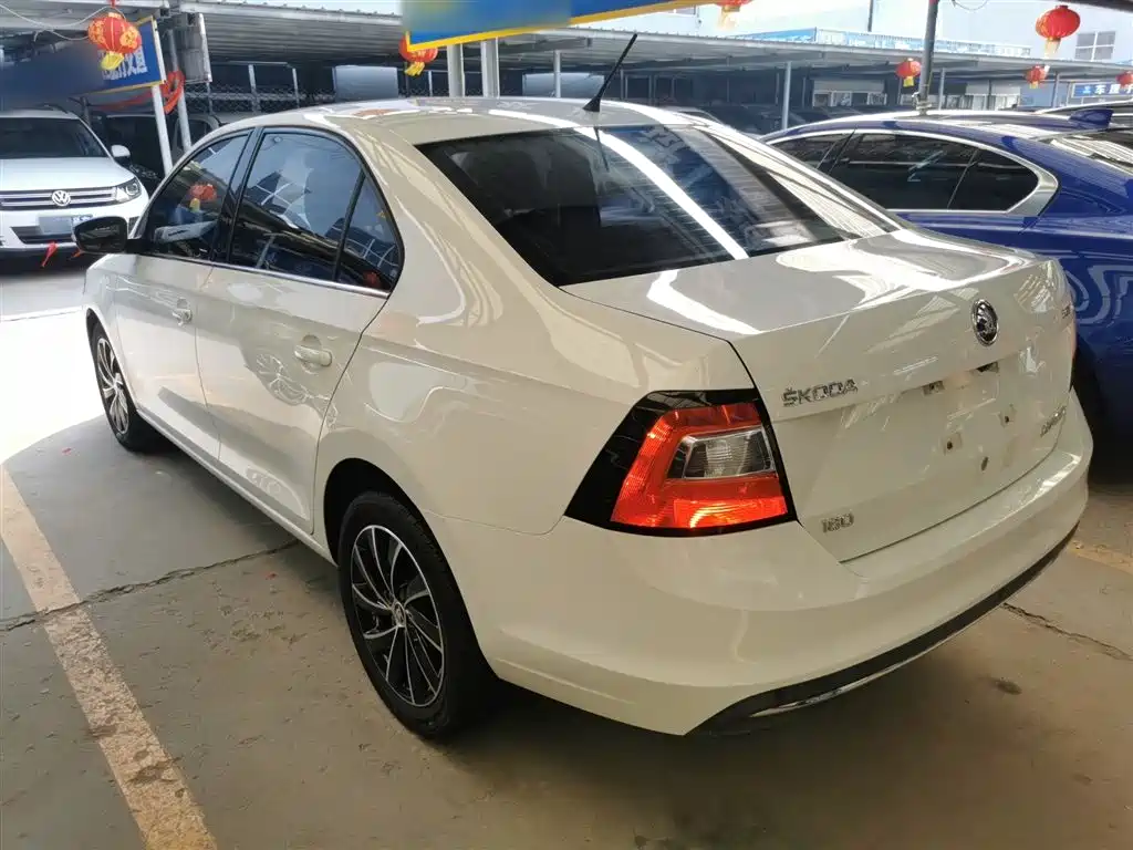 Škoda Rapid 2018 1.6L Automatic Comfort Edition фото 23