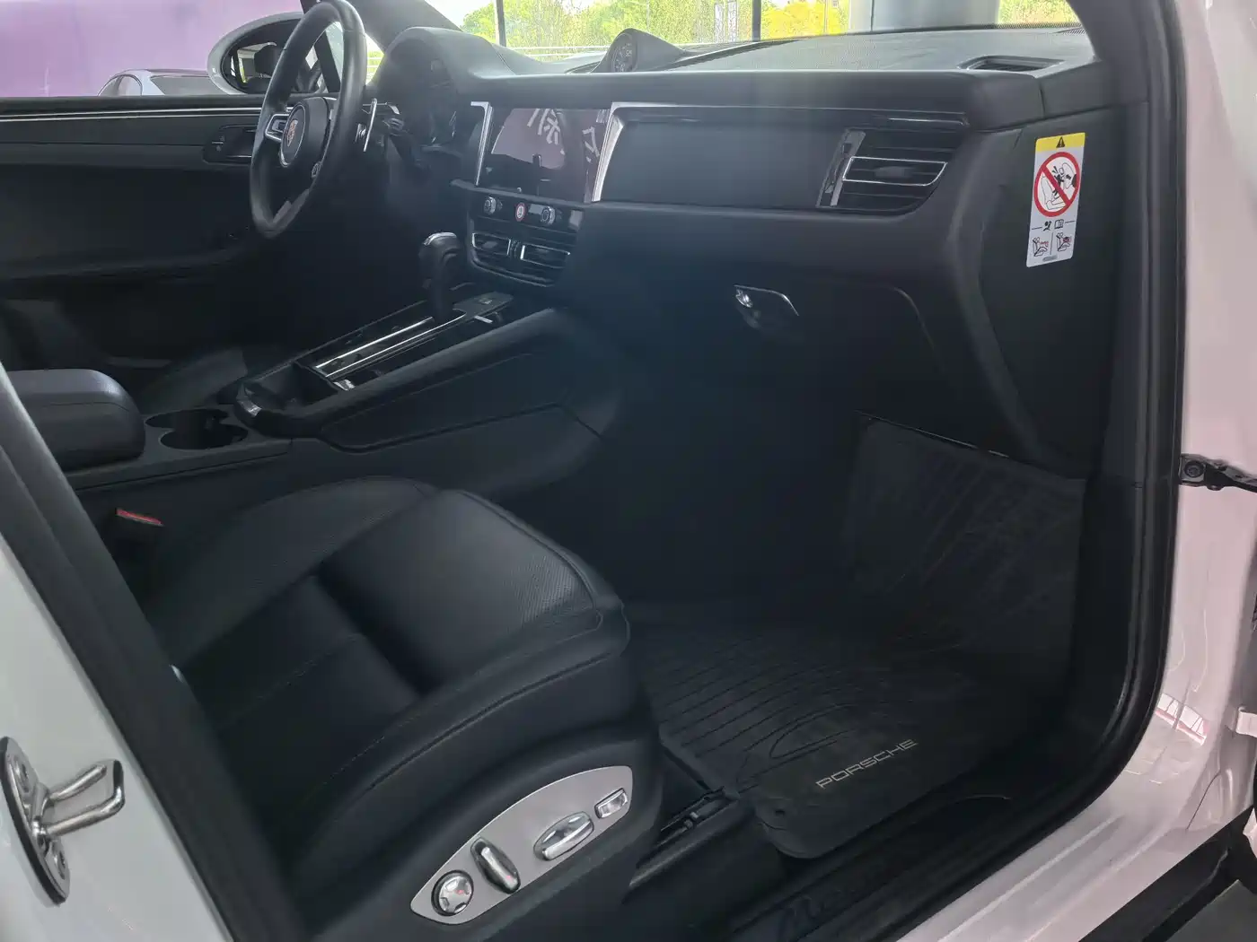PORSCHE MACAN