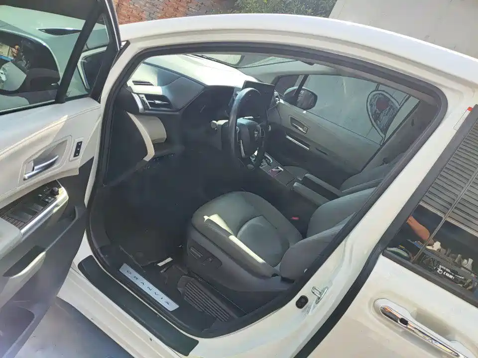 Toyota Granvia 2023 2022 2.5L Hybrid Premium Edition