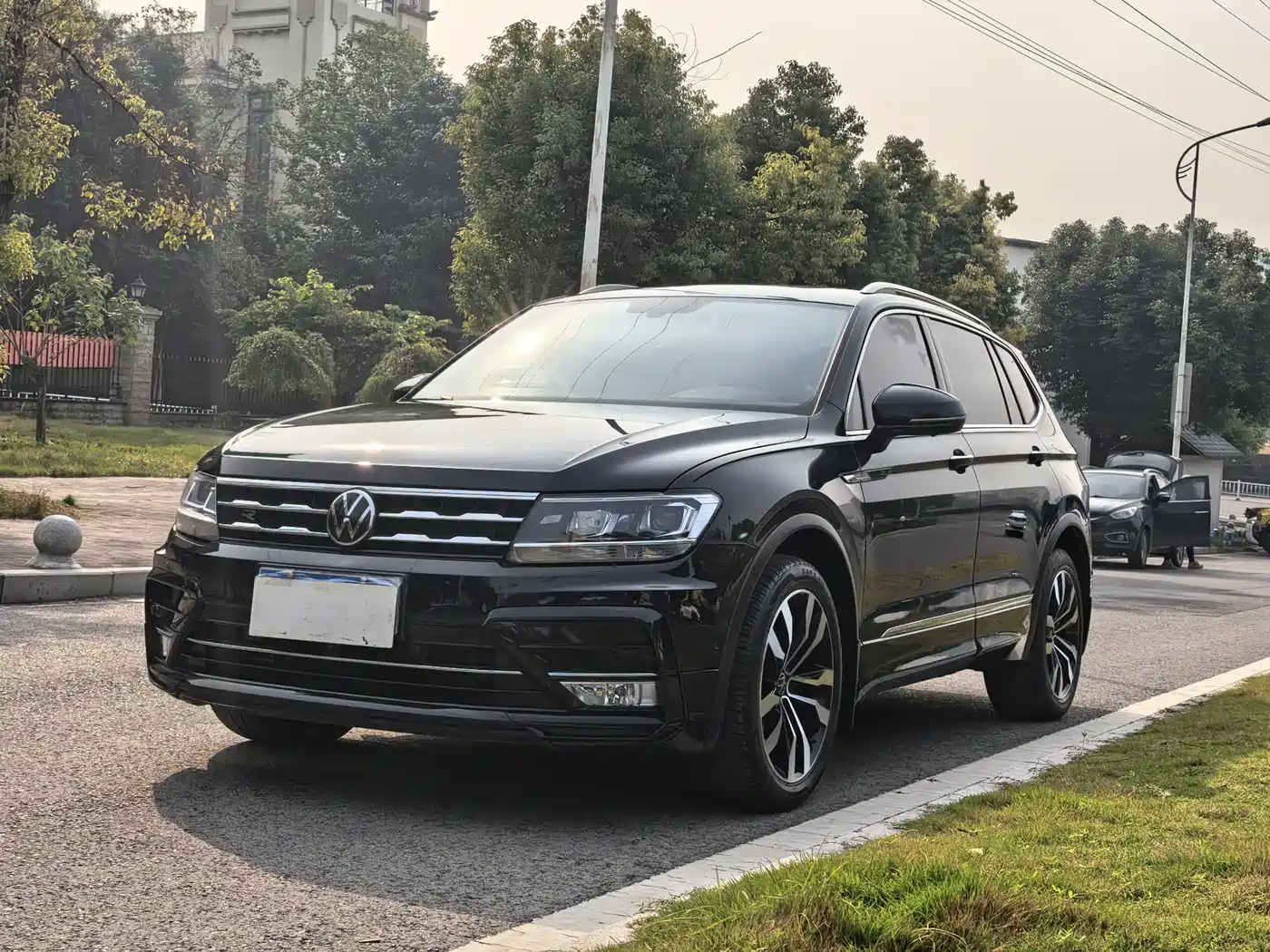 Volkswagen Tiguan L 2021 330TSI Automatic 2WD R-Line Premium фото 2