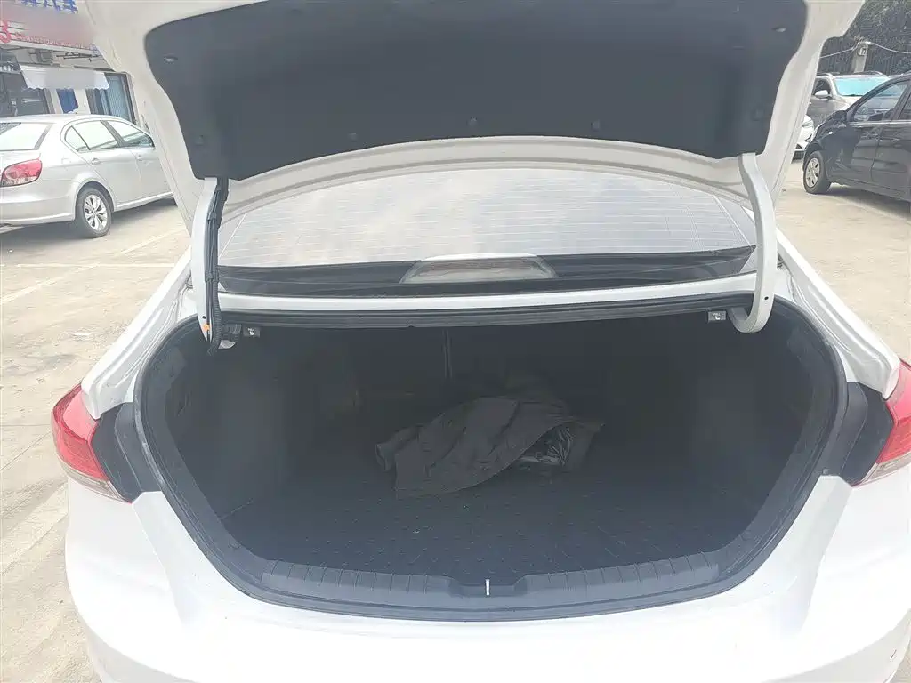 Hyundai Elantra 2019 1.5L CVT Smart Elite фото 19