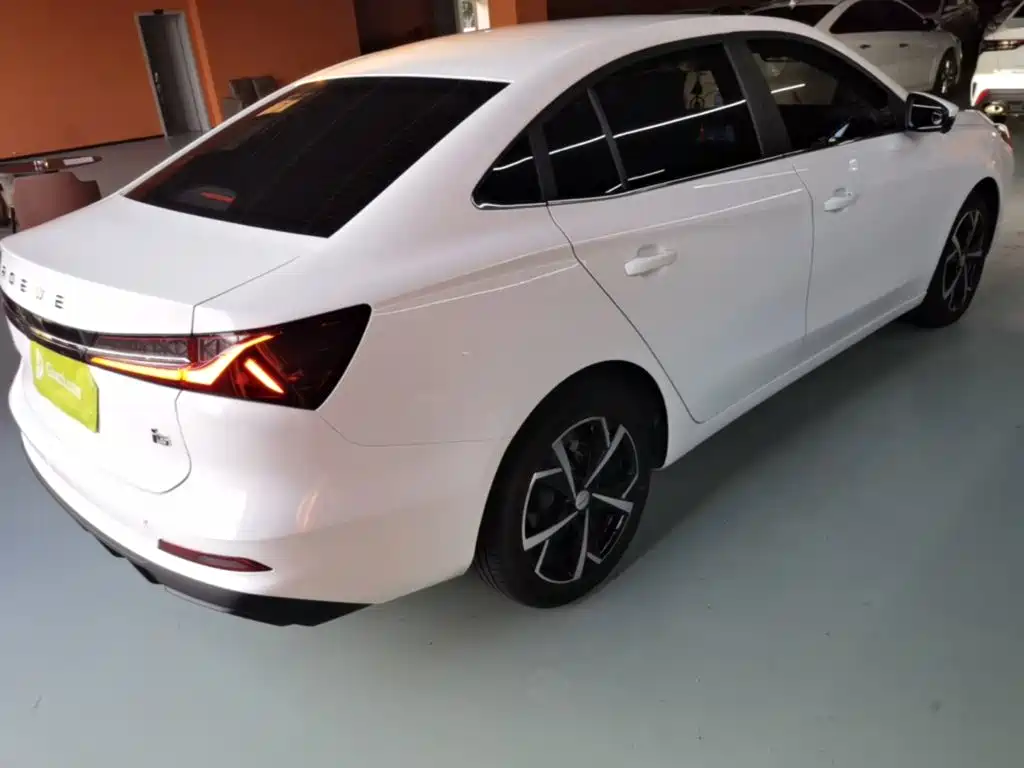 Фото 7 - Roewe i5