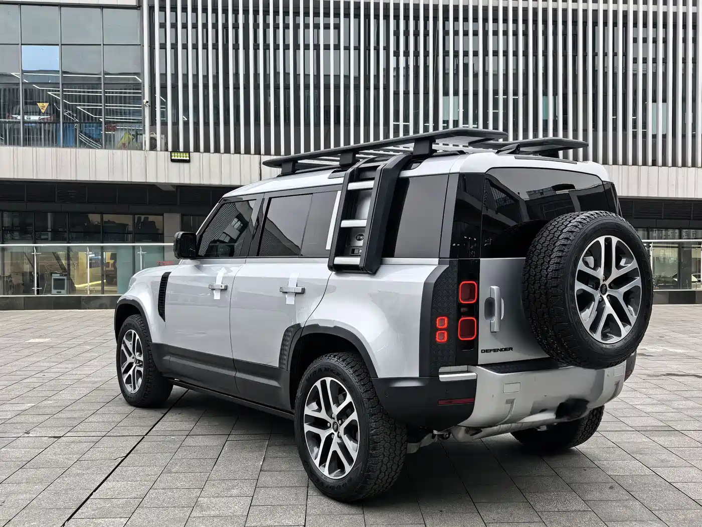Land Rover Defender 2021 110 P400 Dark Special Edition фото 15
