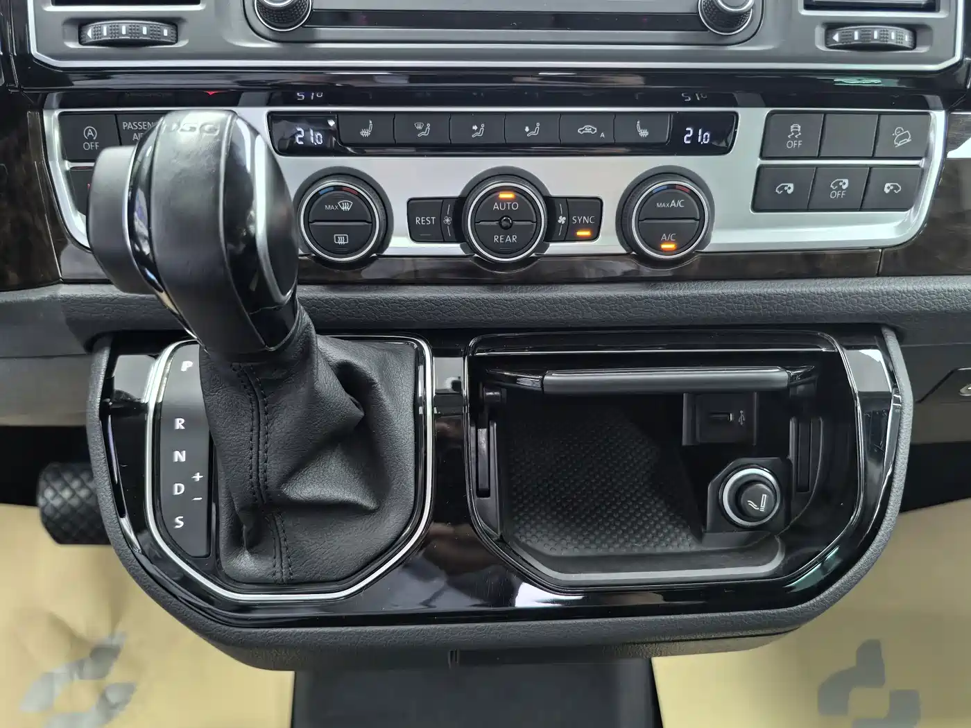 Volkswagen Multivan 2019 2019 2.0TSI 4WD Premium 7-seater