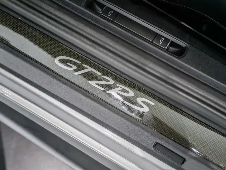 Porsche 911 2018 GT2 RS 3.8T фото 11