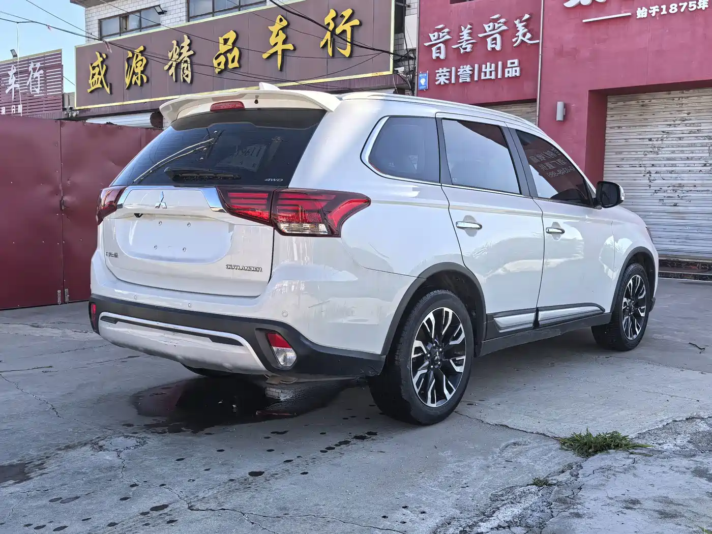 Photo 4 - Mitsubishi Outlander
