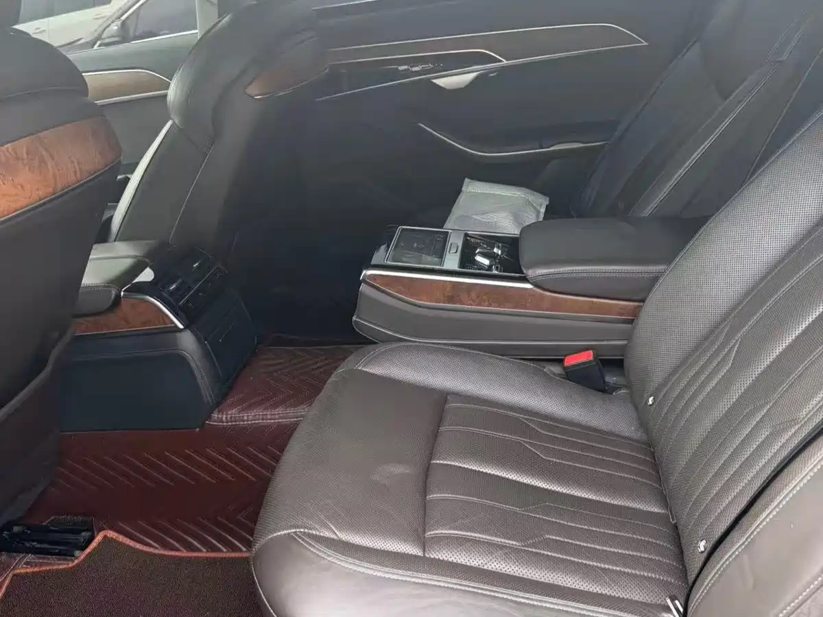 Фото 5 - Audi A8