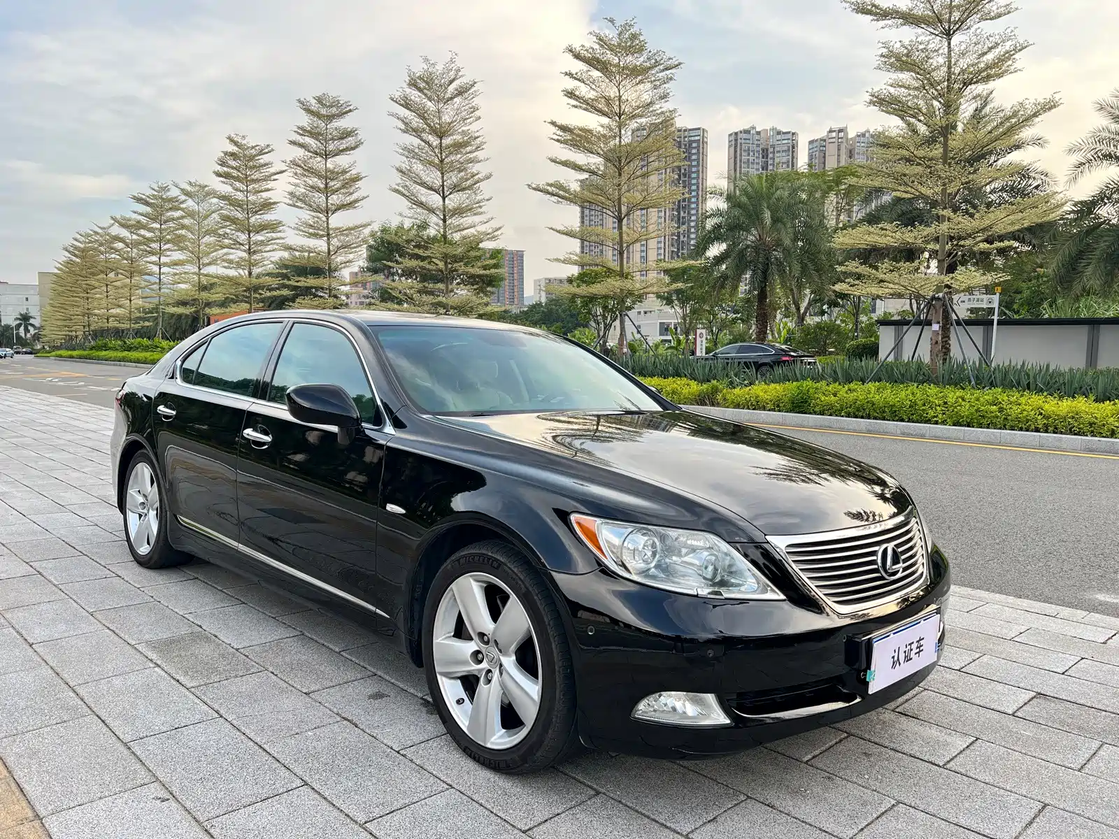 Фото 3 - Lexus LS