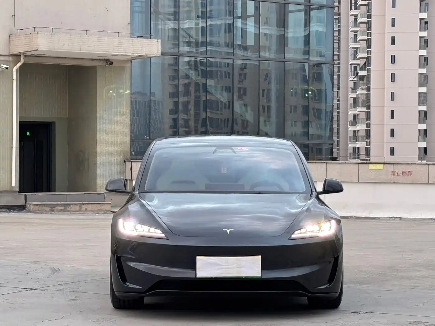 Фото 2 - Tesla Model 3