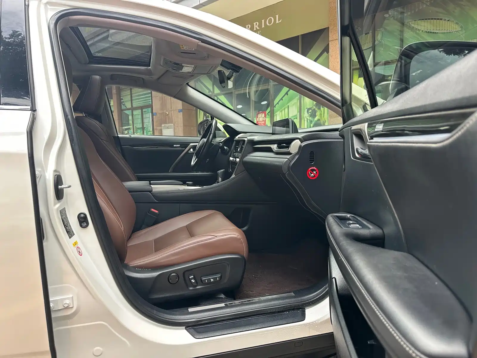 Photo 10 - Lexus RX