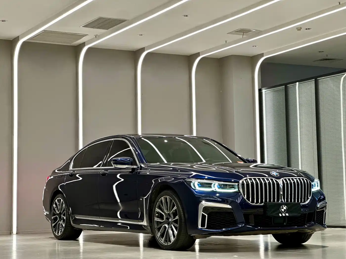 BMW 7 Series 2019 740Li xDrive Executive M Sport Package фото 3
