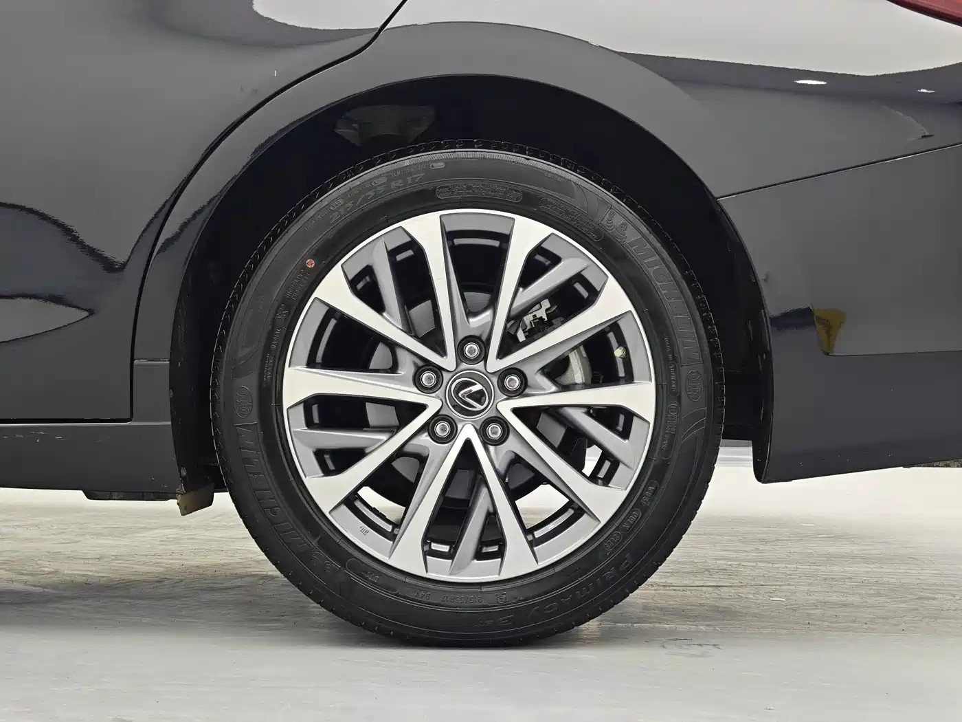 Lexus ES 2022 200 Excellence Edition фото 12