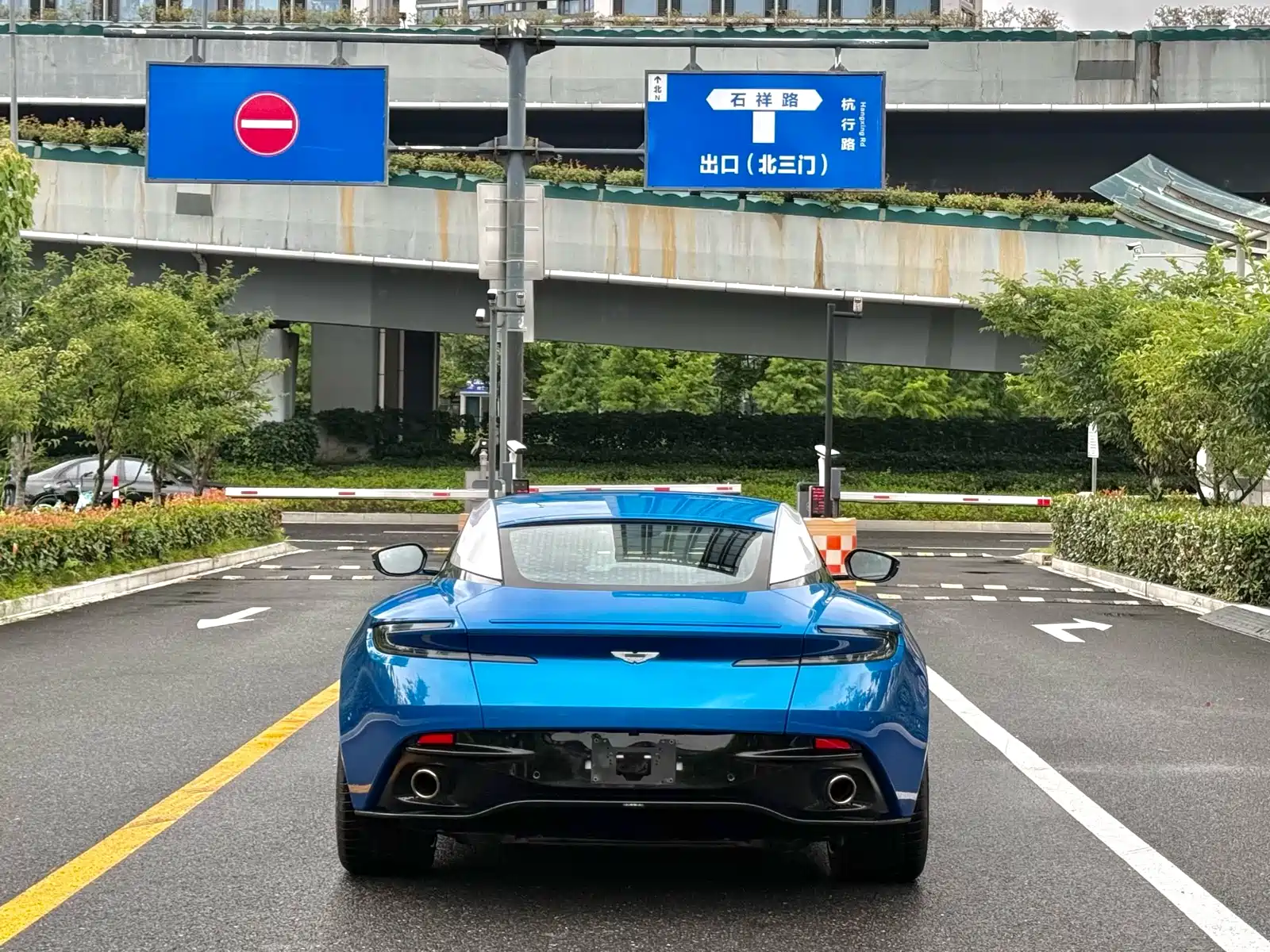 Фото 8 - Aston Martin DB11