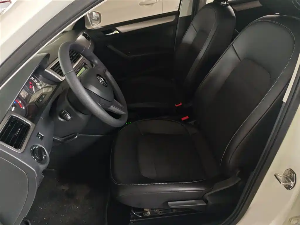 Škoda Skoda Rapid Spaceback 2016 Facelift 1.6L Automatic Innovation Edition фото 15
