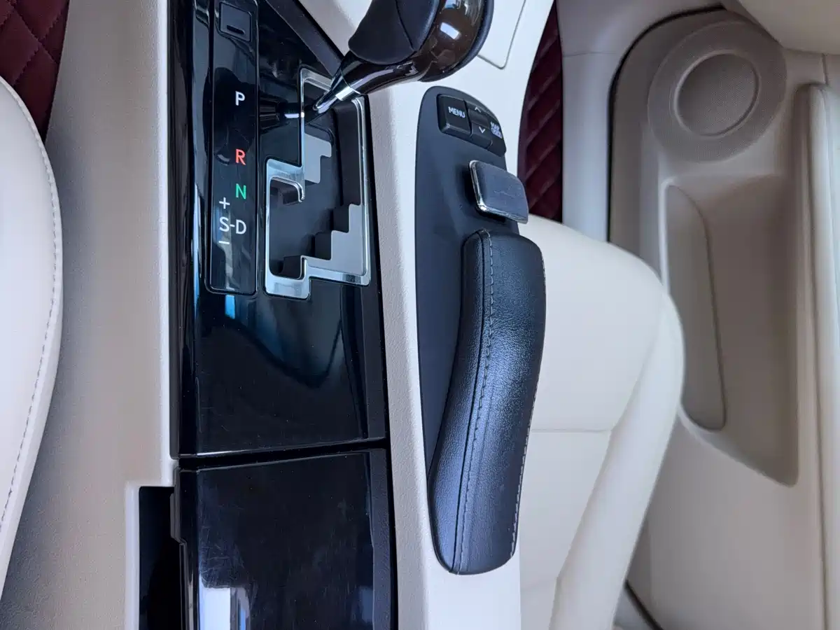 Lexus ES 2013 300h Luxury Edition фото 35