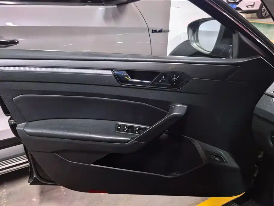Volkswagen Passat 2016 330TSI DSG Executive Edition фото 7