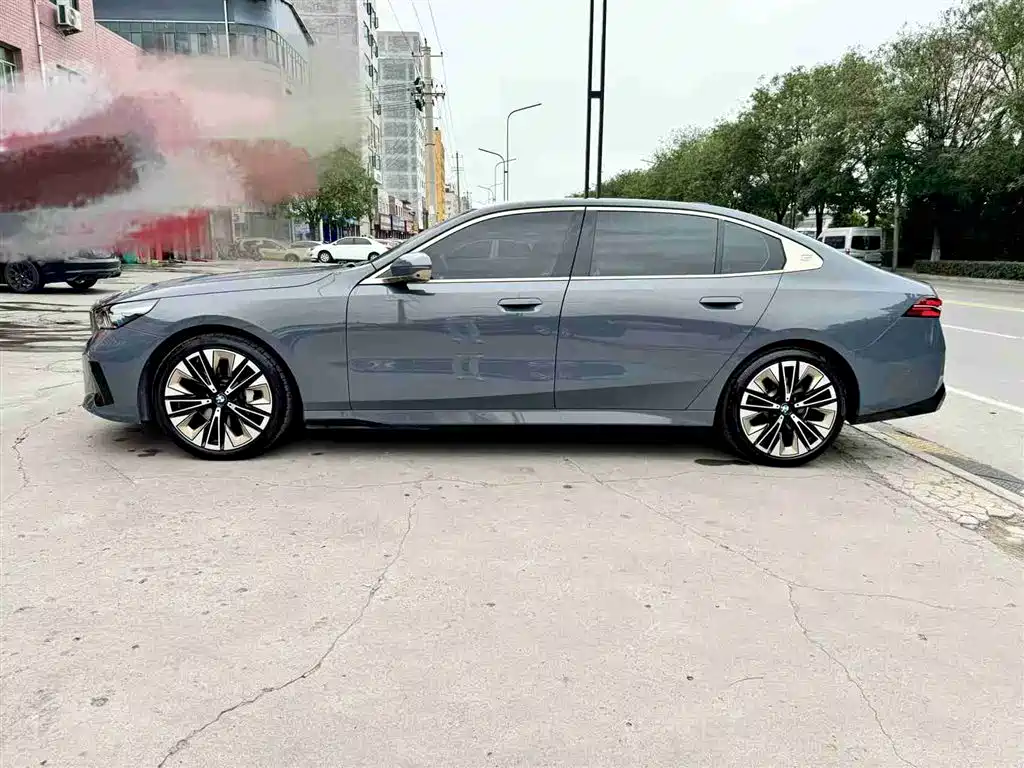 BMW 5 Series 2024 530Li Premium M Sport Package фото 8