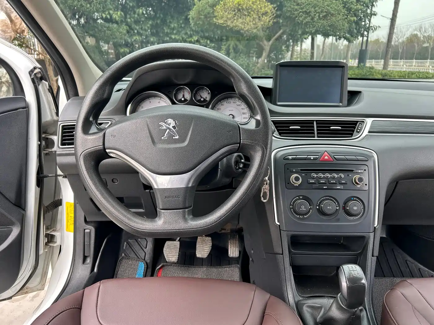 Peugeot 308 2014 Model Joy Edition Classic 1.6L Manual Superior Style фото 11