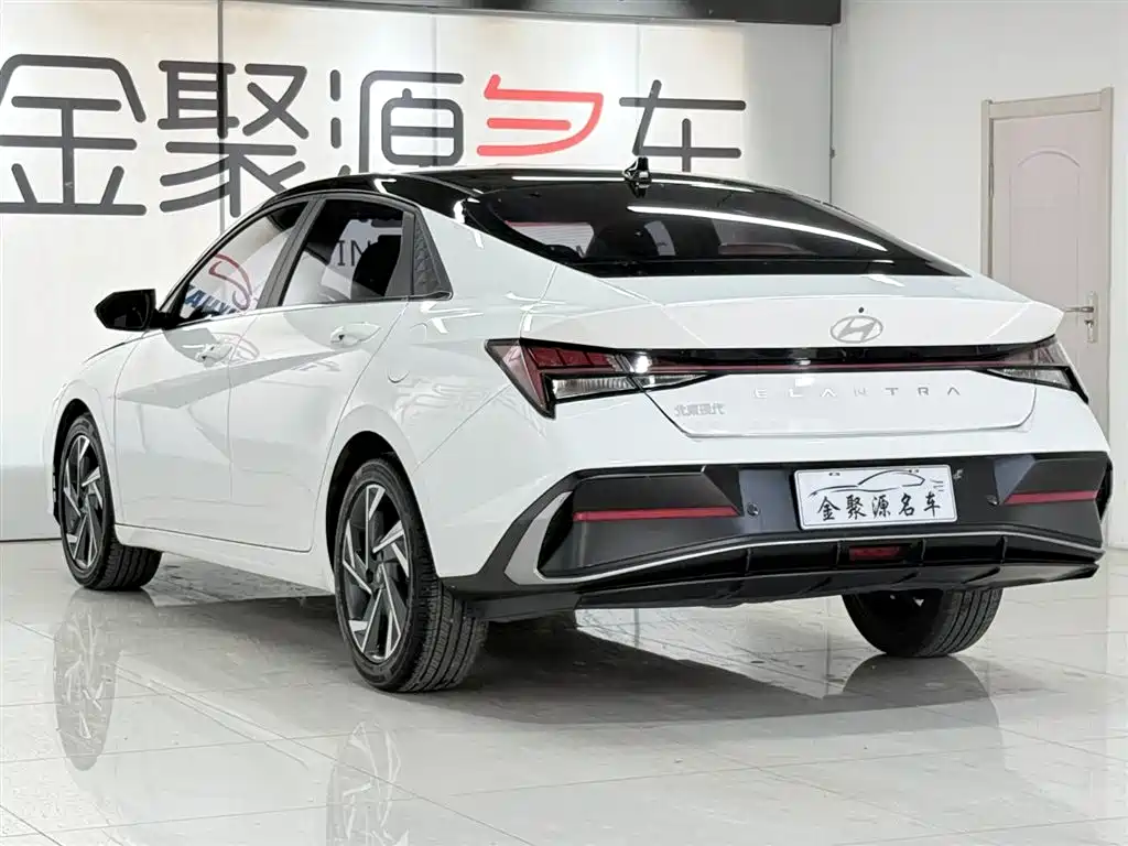 Hyundai Elantra 2023 Model 1.5L CVT LUX Premium Edition фото 4