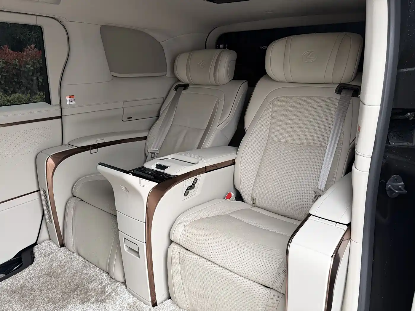 Lexus LM 2025 Model 500h Four-Seater Imperial Edition фото 5