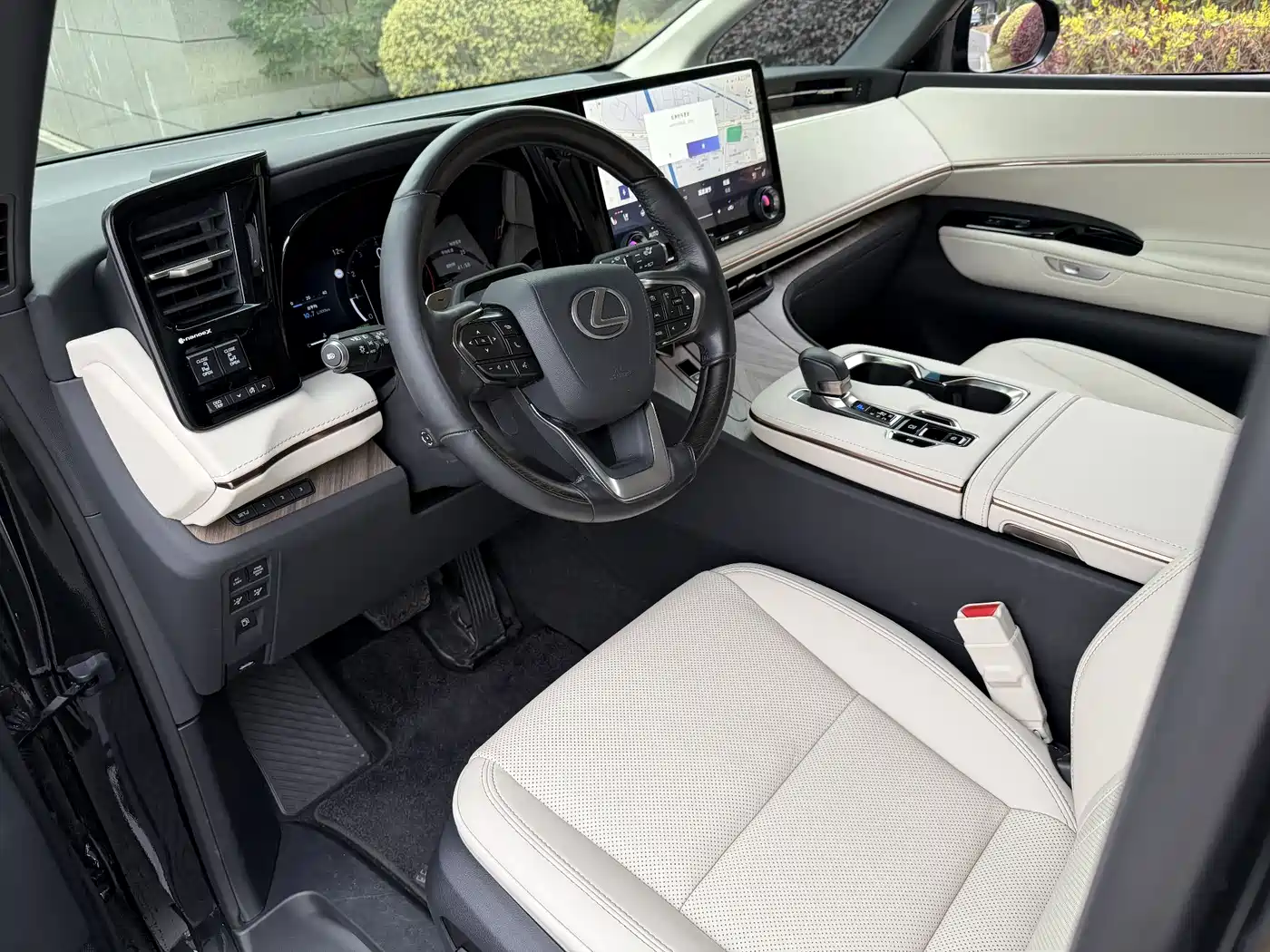 Lexus LM 2025 Model 500h Four-Seater Imperial Edition фото 8