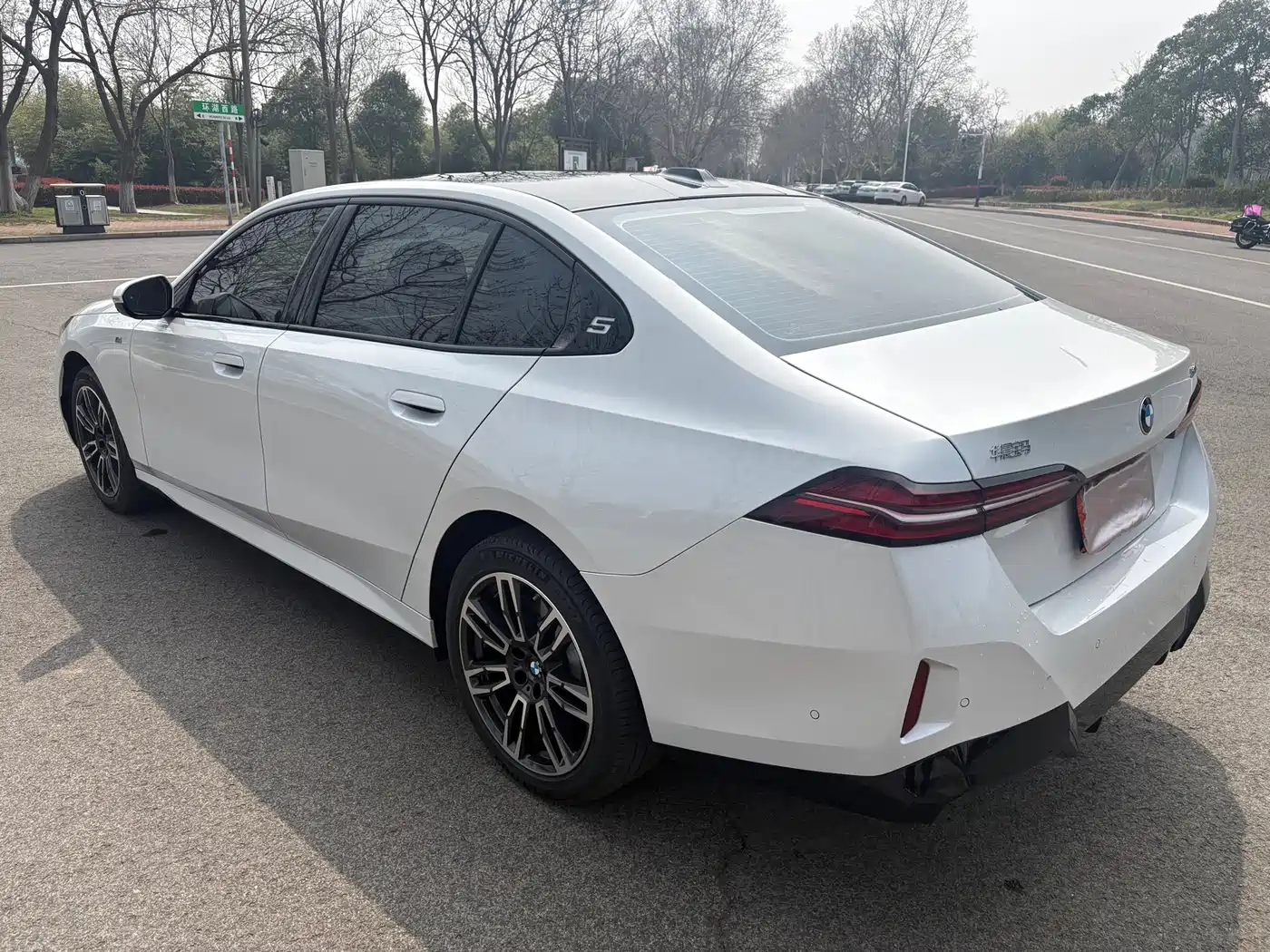 BMW 5 Series 2025 530Li Leading M Sport Package фото 4
