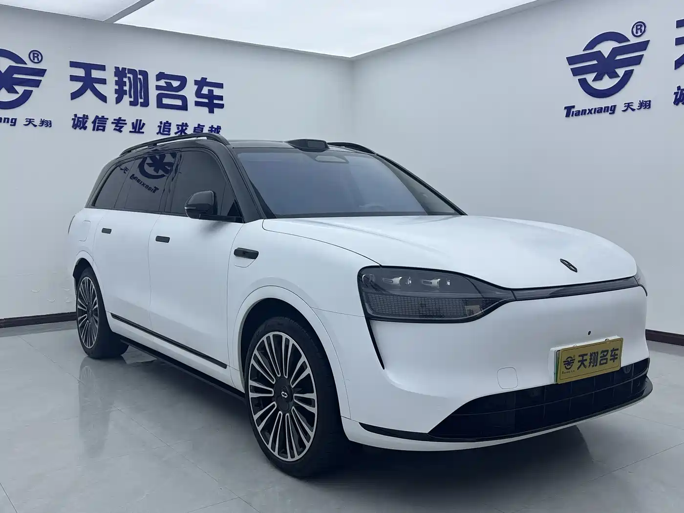 AITO Wenjie AITO M9 2024 Extended Range Ultra 42kWh 6-Seater фото 3