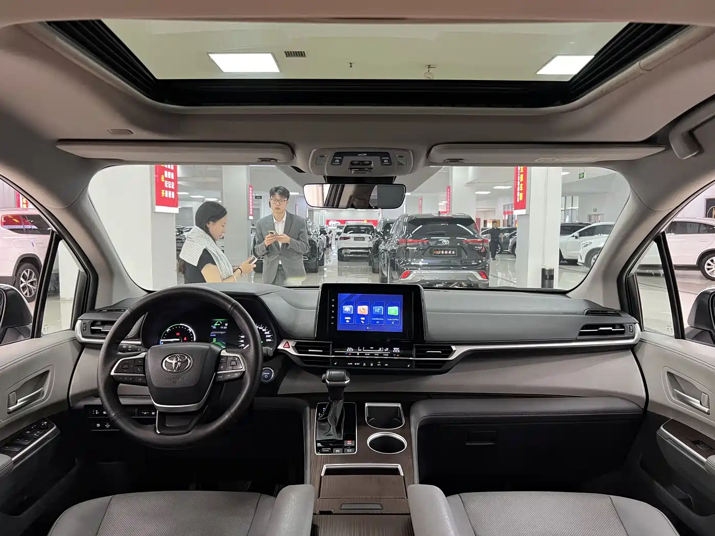 Toyota Sienna 2023 2.5L Hybrid Luxury Edition фото 5
