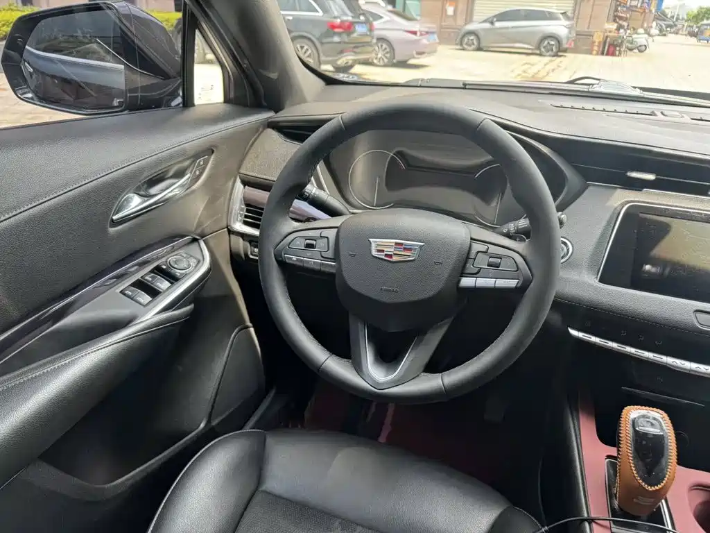Фото 7 - Cadillac XT4
