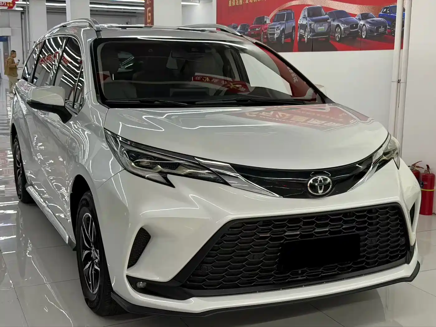 Фото 2 - Toyota Granvia