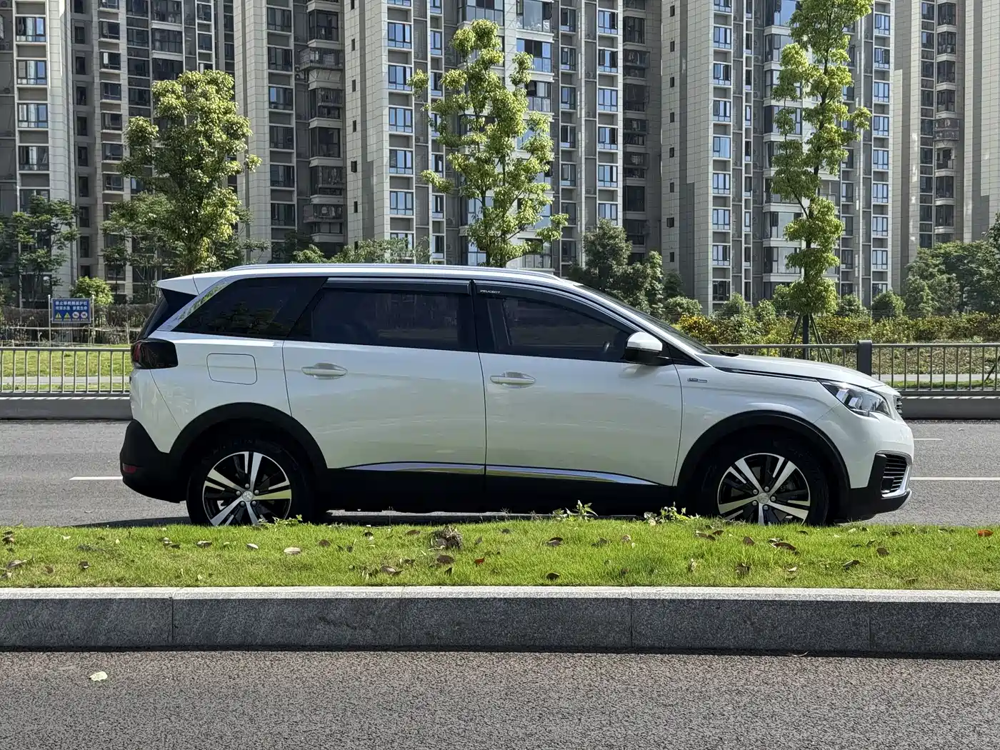 Peugeot 5008 2017 380THP 7-seat Elite Edition фото 12