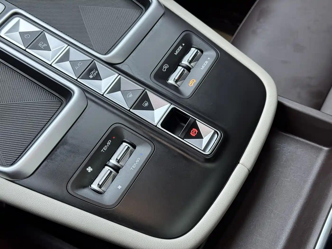 Haval Xiaolong MAX 2023 1.5L Hi4 105 4WD Pilot Edition фото 23