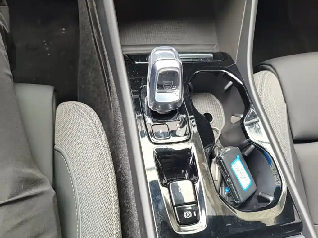 صورة 14 - Volvo XC40