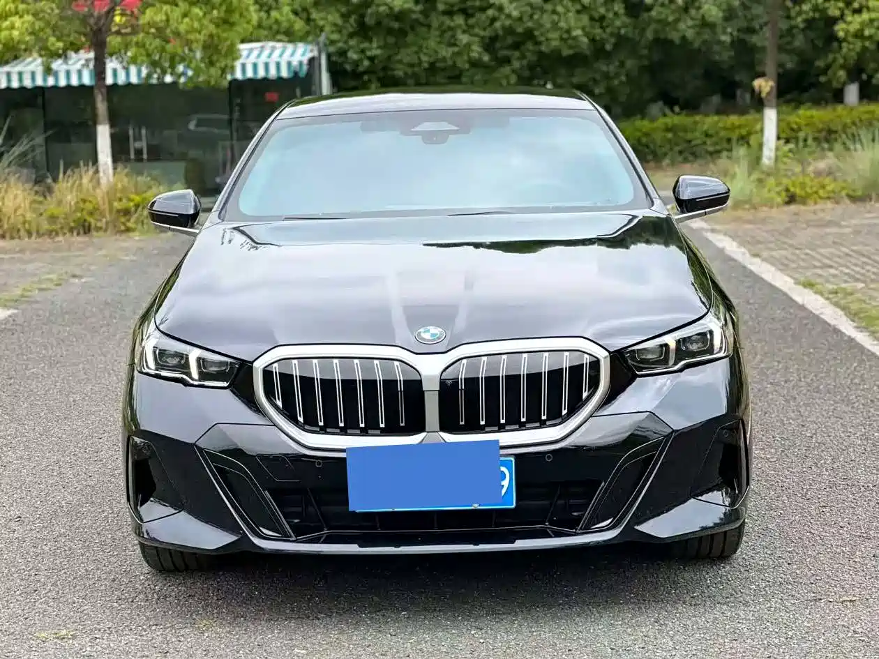 BMW 5 Series 2025 530Li Leading M Sport Package фото 2