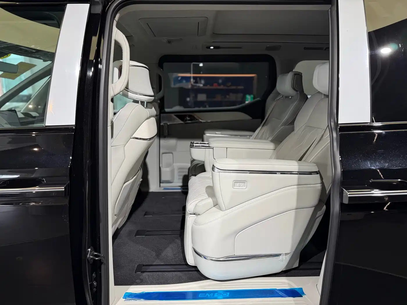 Volvo EM90 2026 2025 Ultra Six-Seater