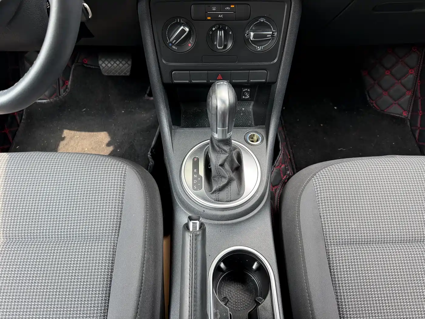Volkswagen Beetle 2015 180TSI фото 11