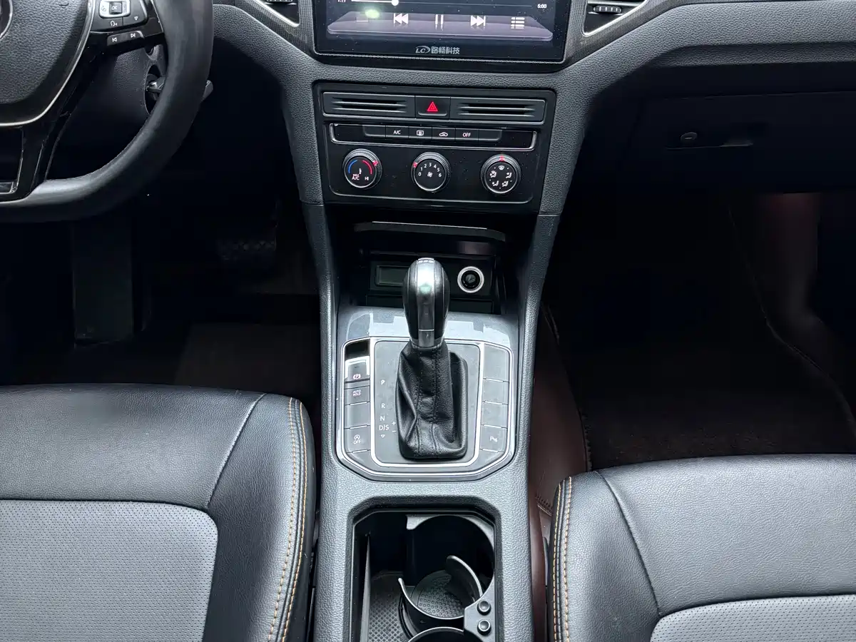 VOLKSWAGEN GOLF*JIAYU