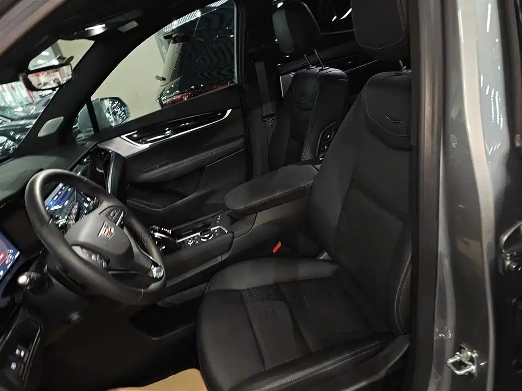 CADILLAC XT6