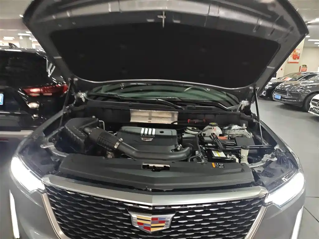 CADILLAC XT6