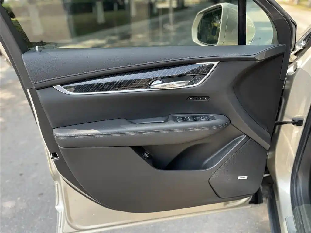 CADILLAC XT6