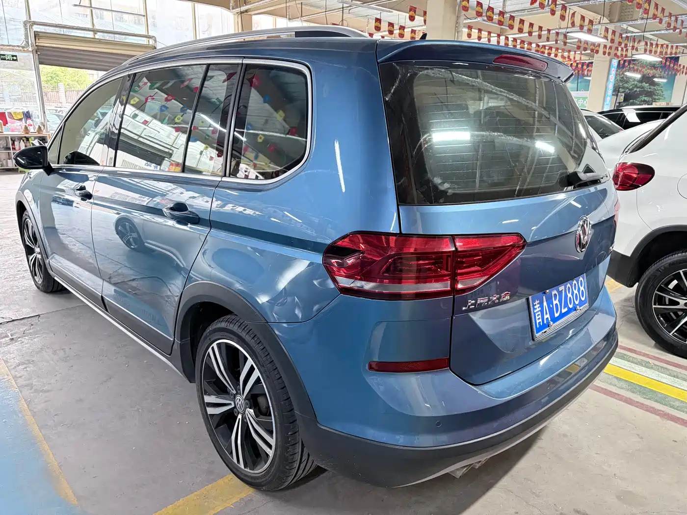 Volkswagen Touran 2018 Touran L 280TSI DSG Frontier Edition 7-Seater China V фото 17
