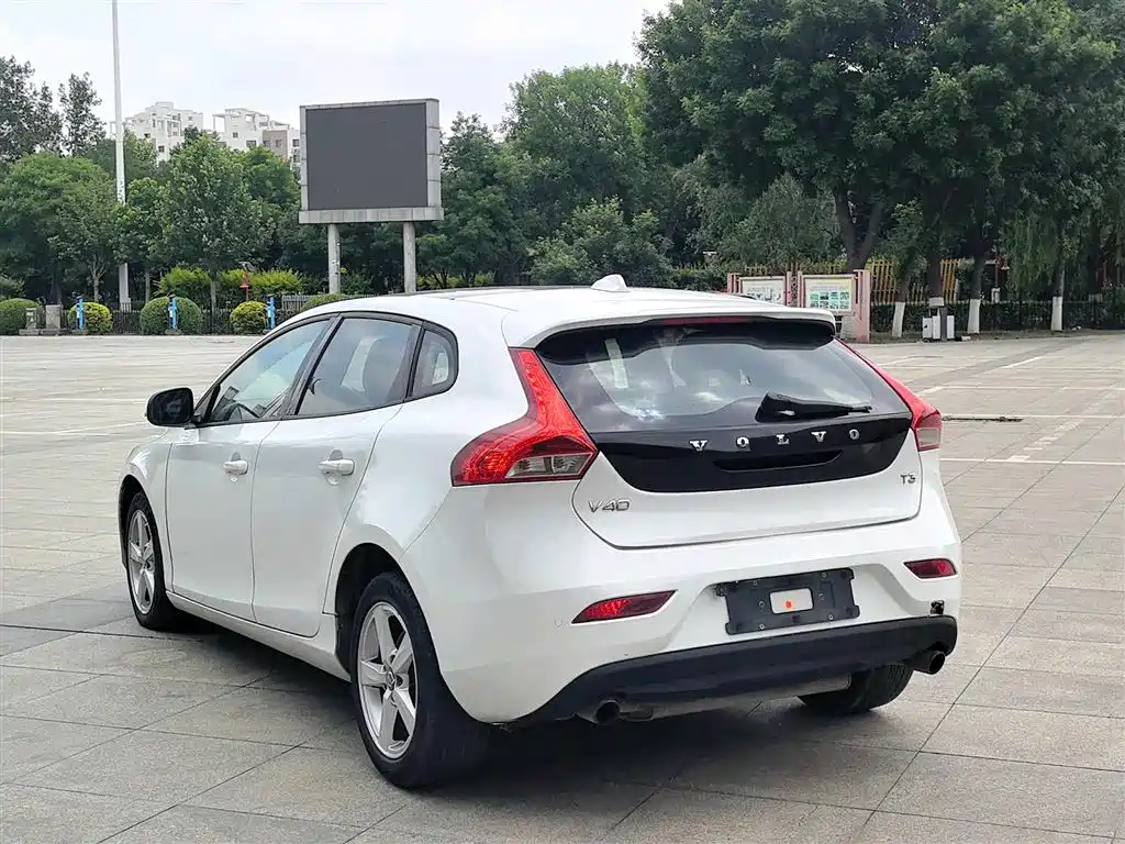 Volvo V40 2016 T3 Comfort Edition фото 4