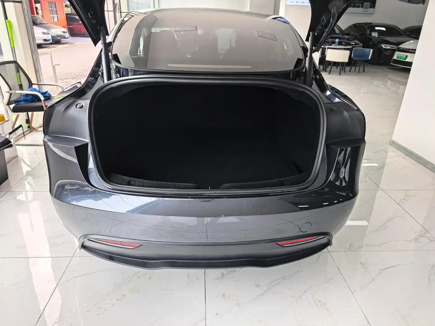TESLA MODEL 3