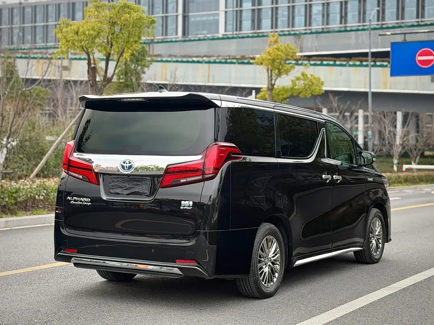 Toyota Alphard 2021 Hybrid 2.5L Premium фото 5