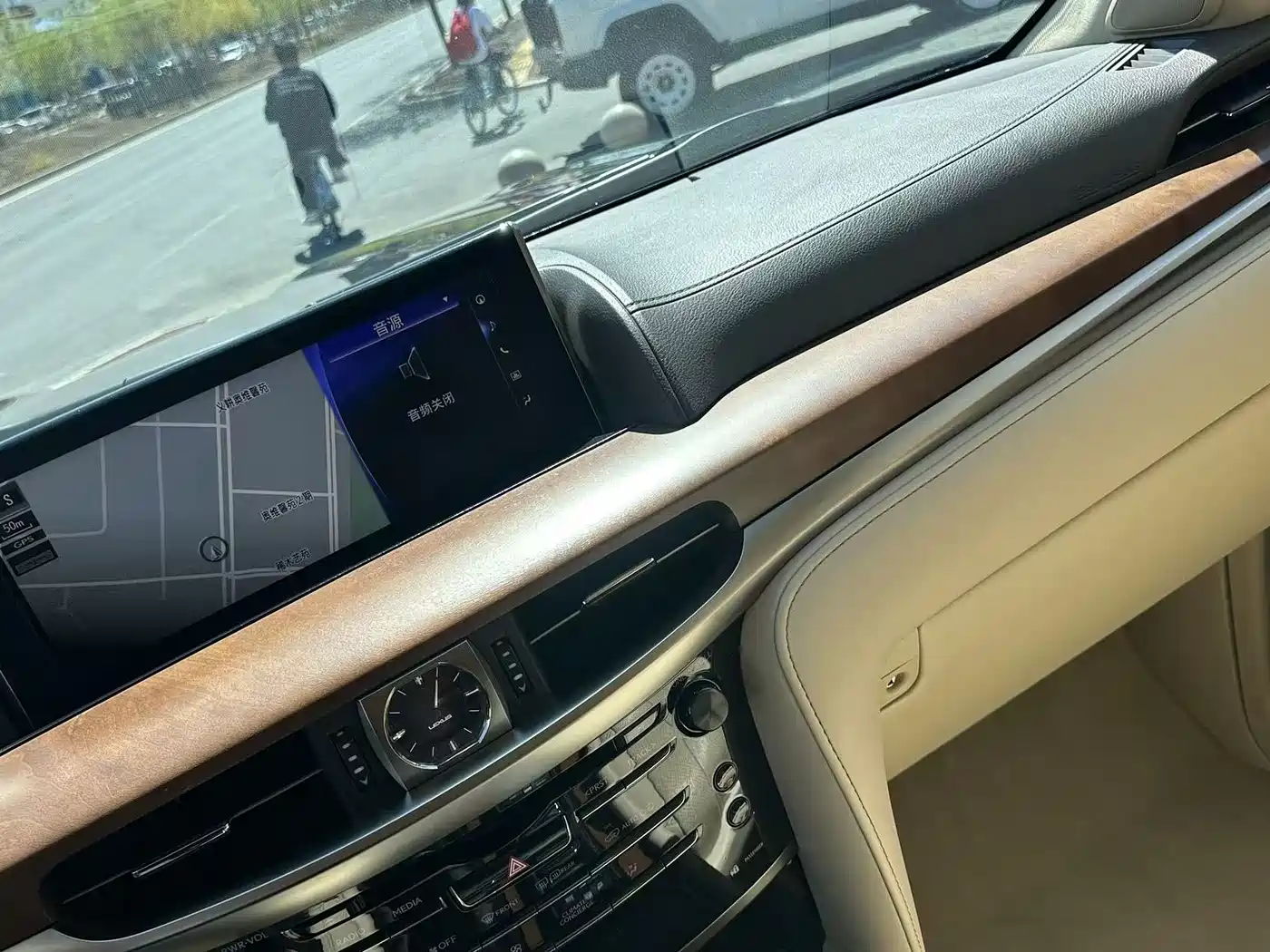 Lexus LX 2016 570 Luxury Premium Edition фото 11