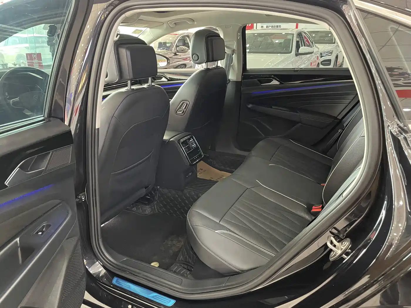 Volkswagen Passat 2022 330TSI Starlight Luxury Edition фото 8