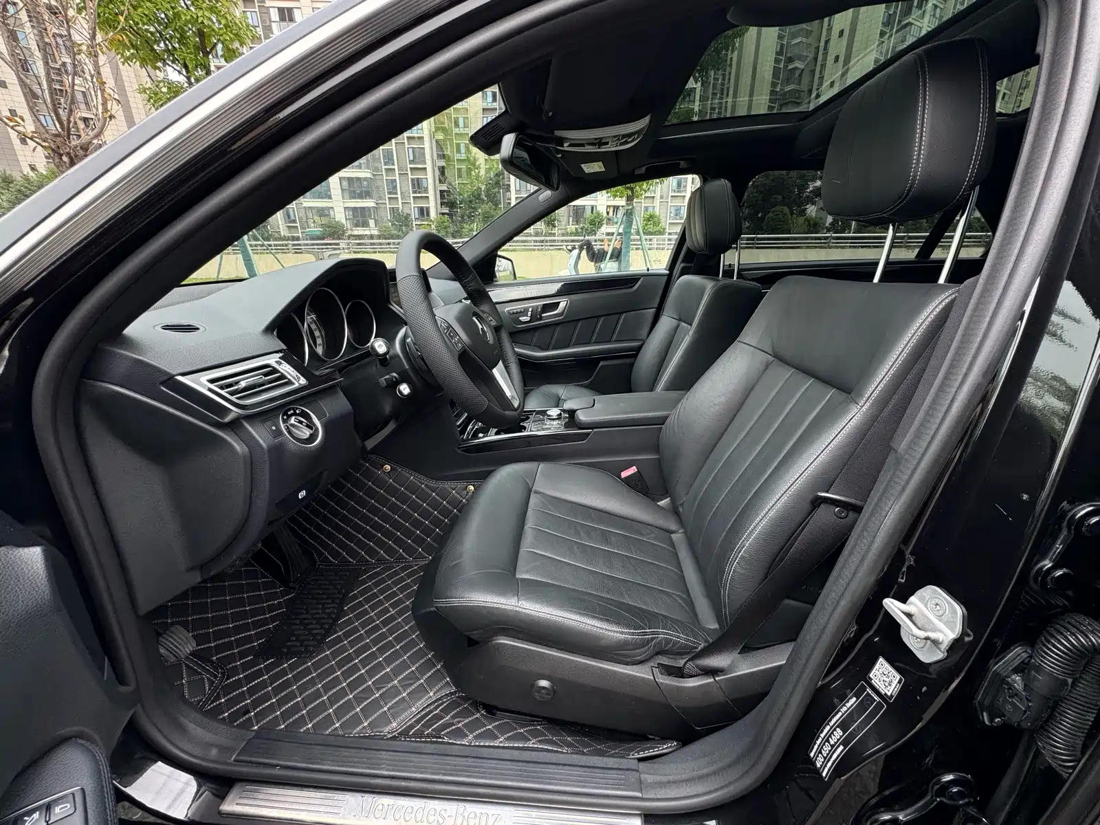 Фото 5 - Mercedes-Benz E-Class
