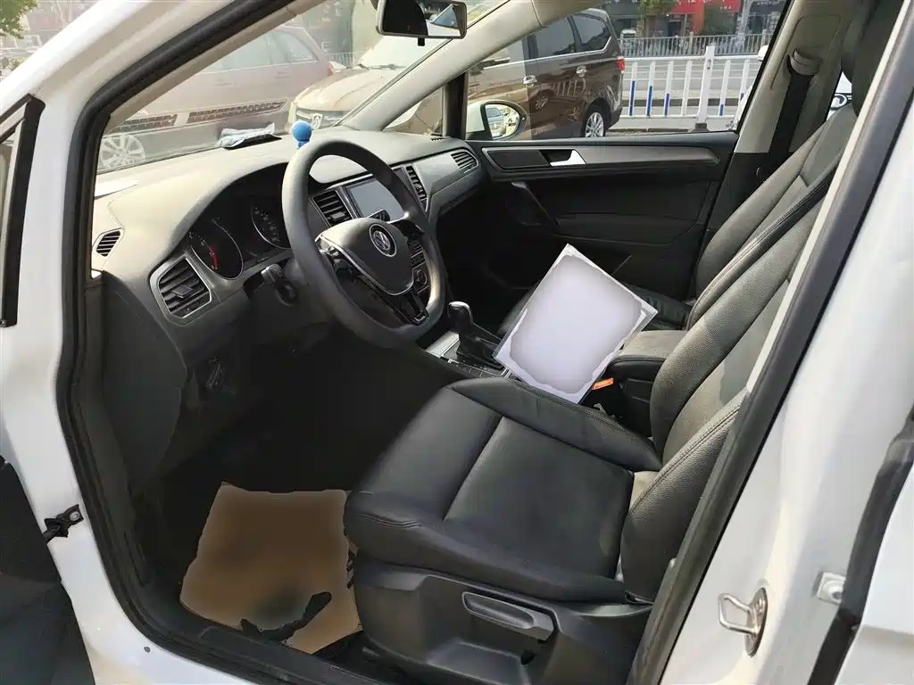 Volkswagen Golf Sportsvan 2018 1.6L Automatic Comfort фото 15