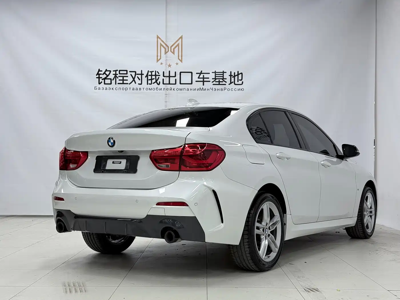BMW 1 Series 2021 120i M Sport Shadow Edition фото 4